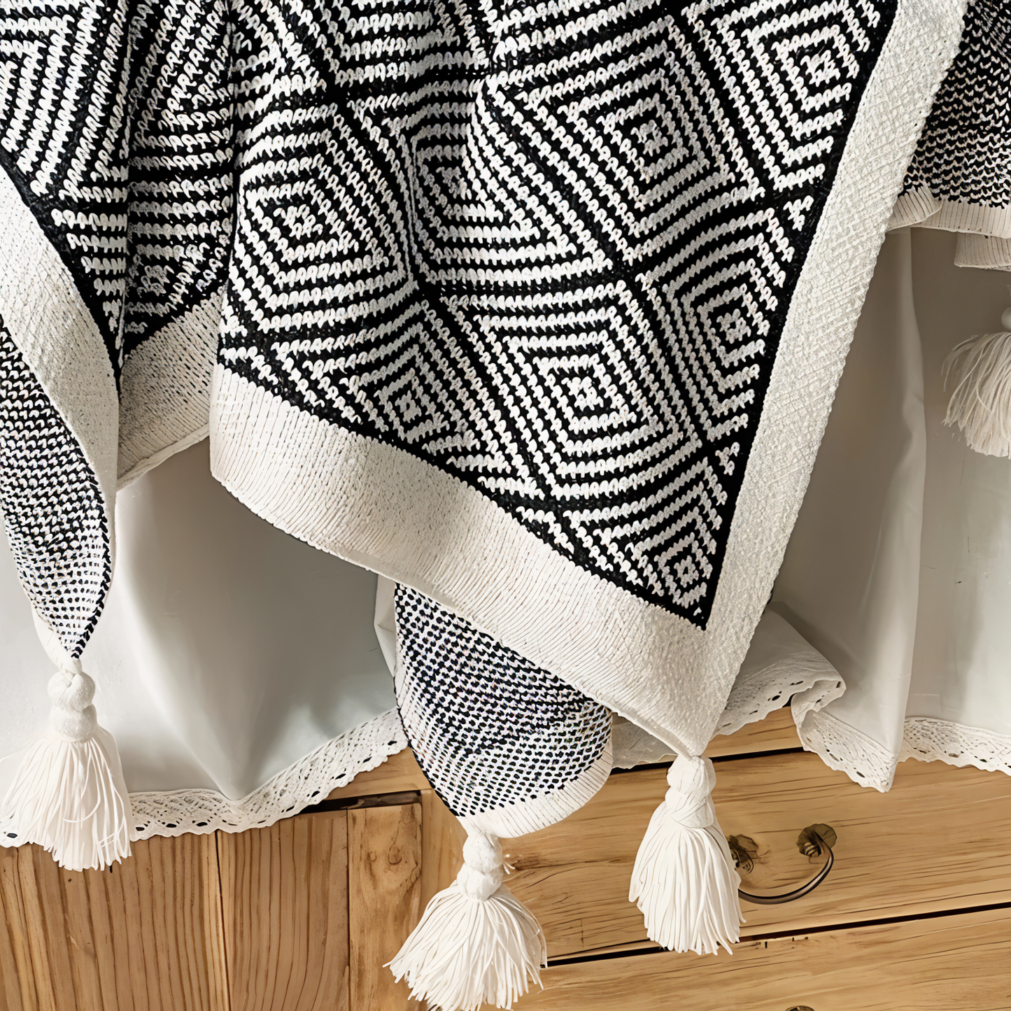 Geometrische Fleece-Decke in Schwarz-Weiß
