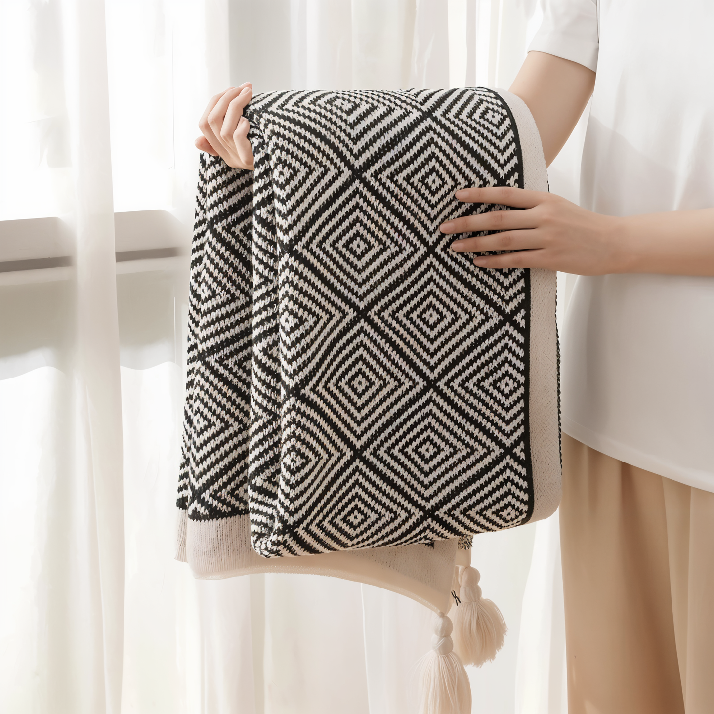 Geometrische Fleece-Decke in Schwarz-Weiß
