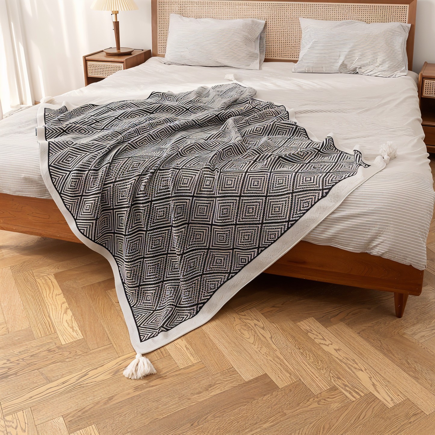 Geometrische Fleece-Decke in Schwarz-Weiß