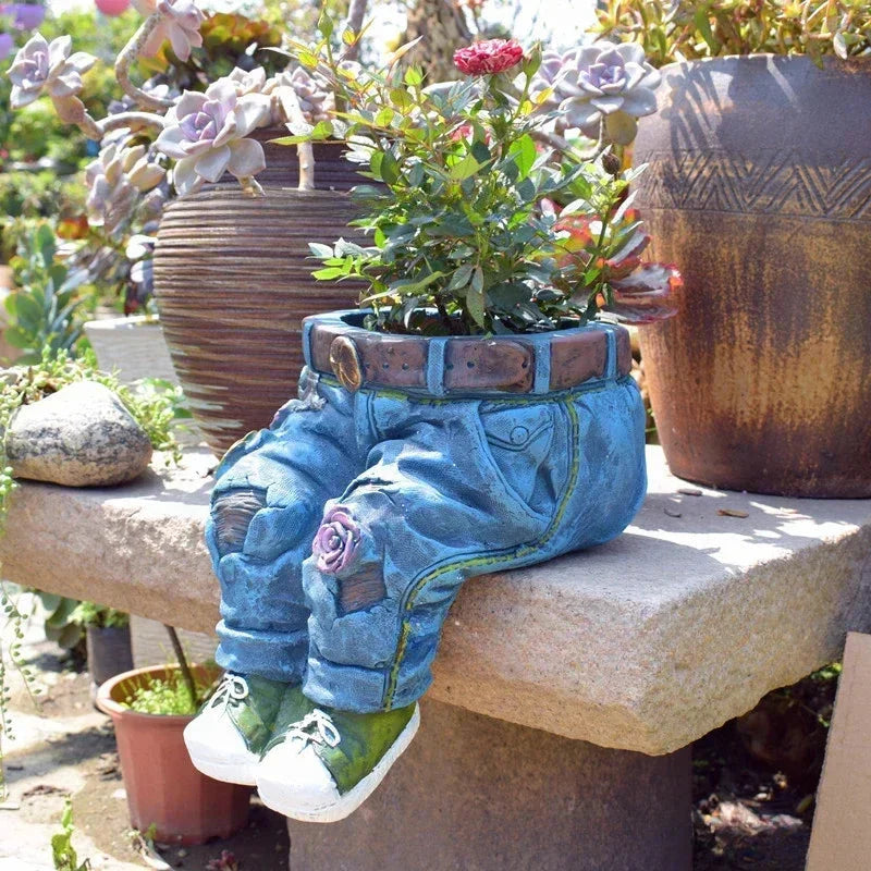 Schrulliger Jeans-Blumentopf aus Harz