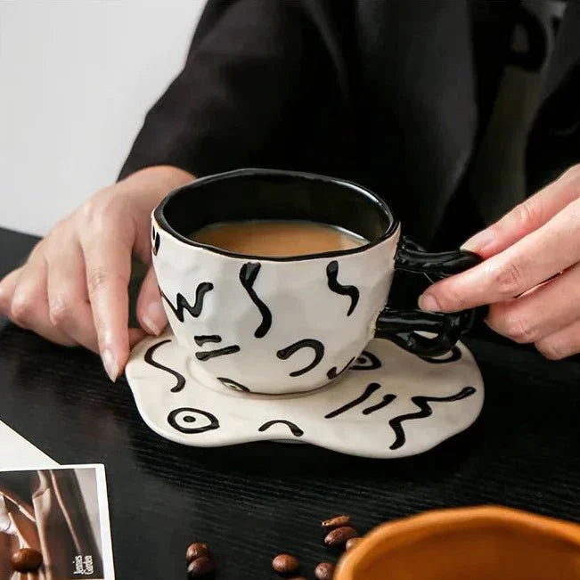 Handbemalte Frühstückstasse und Untertasse aus Keramik
