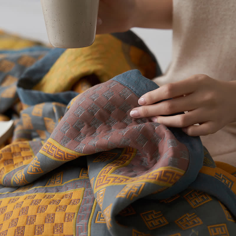Atmungsaktive Steppdecke aus Baumwollgaze mit Retro-Quadratdruck