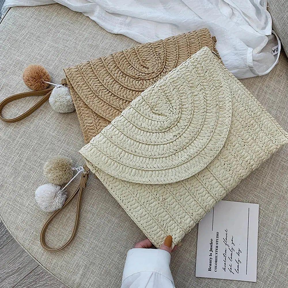 Klassische Beige Clutch Tasche aus Stroh im Umschlagdesign – Handgefertigte Sommertasche für Strand und Stadt 4