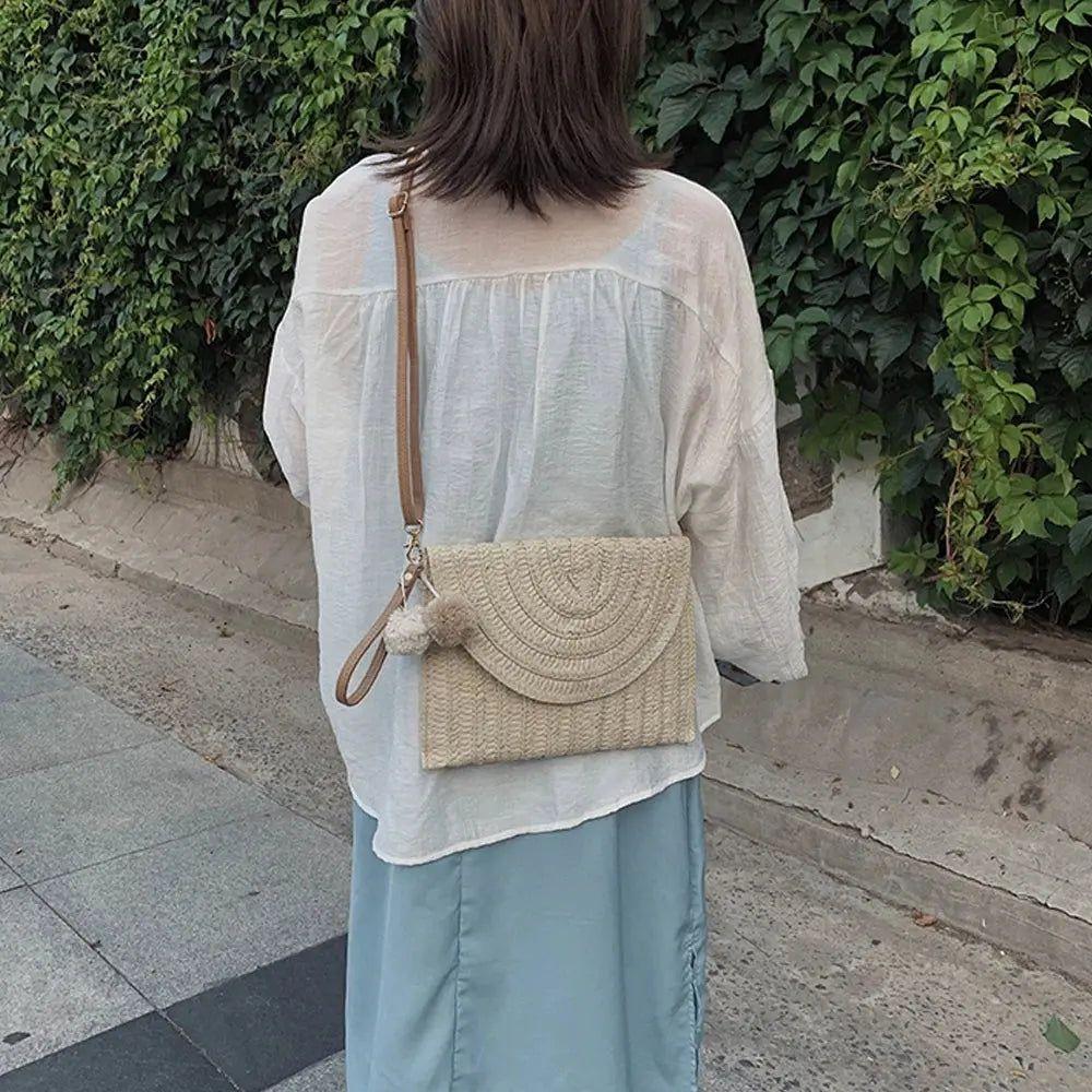 Klassische Beige Clutch Tasche aus Stroh im Umschlagdesign – Handgefertigte Sommertasche für Strand und Stadt 5