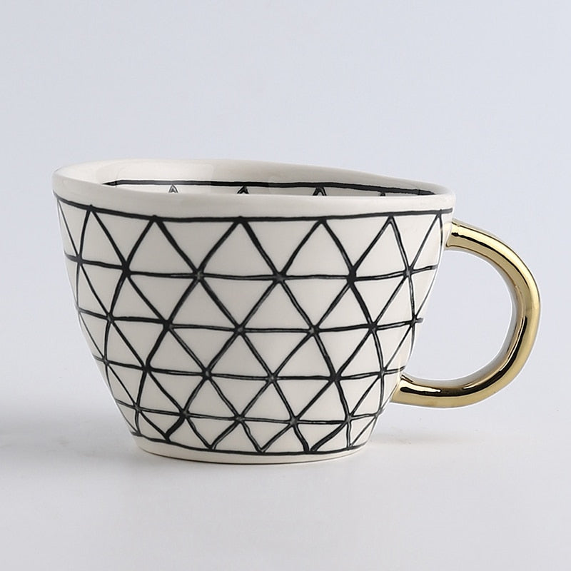 GildedGeometry - Geometrischer Becher mit Goldenem Henkel