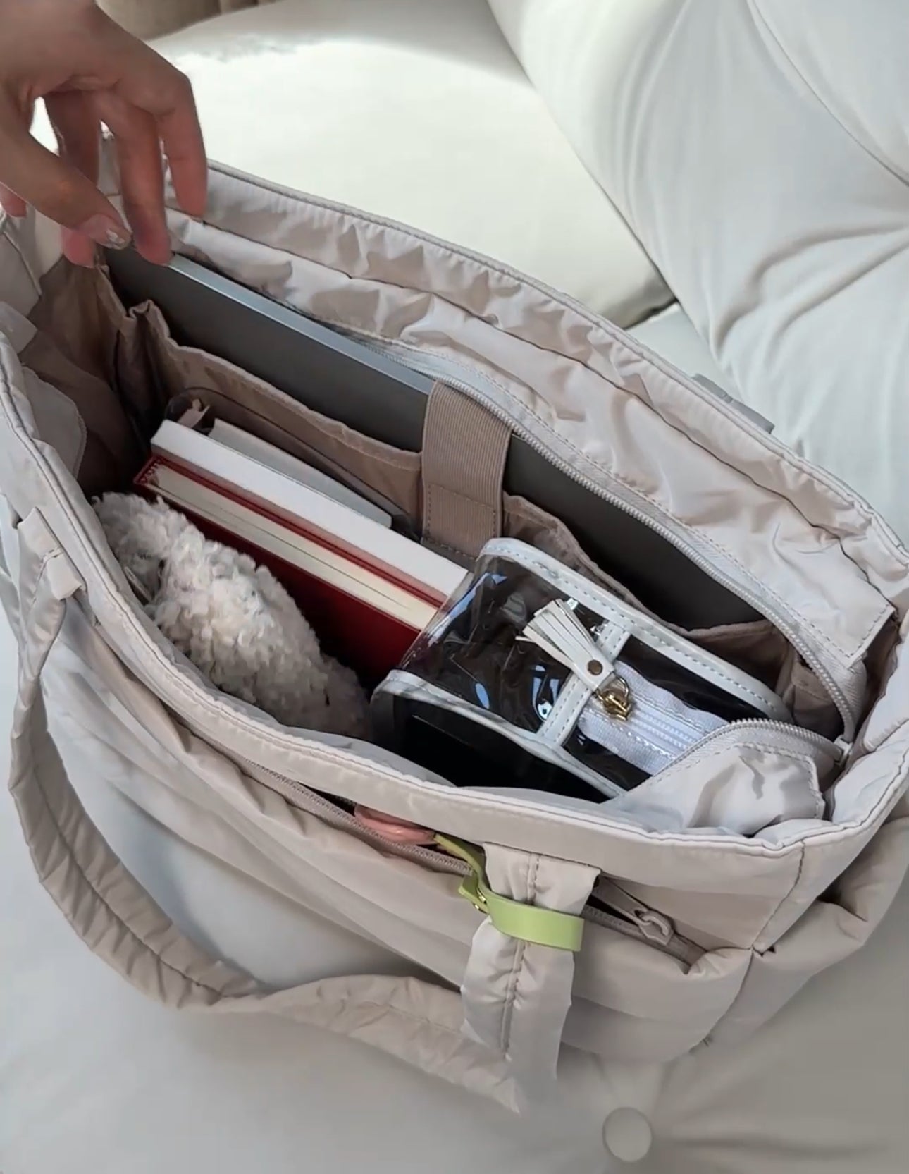 Geräumige Puffer-Schultertasche