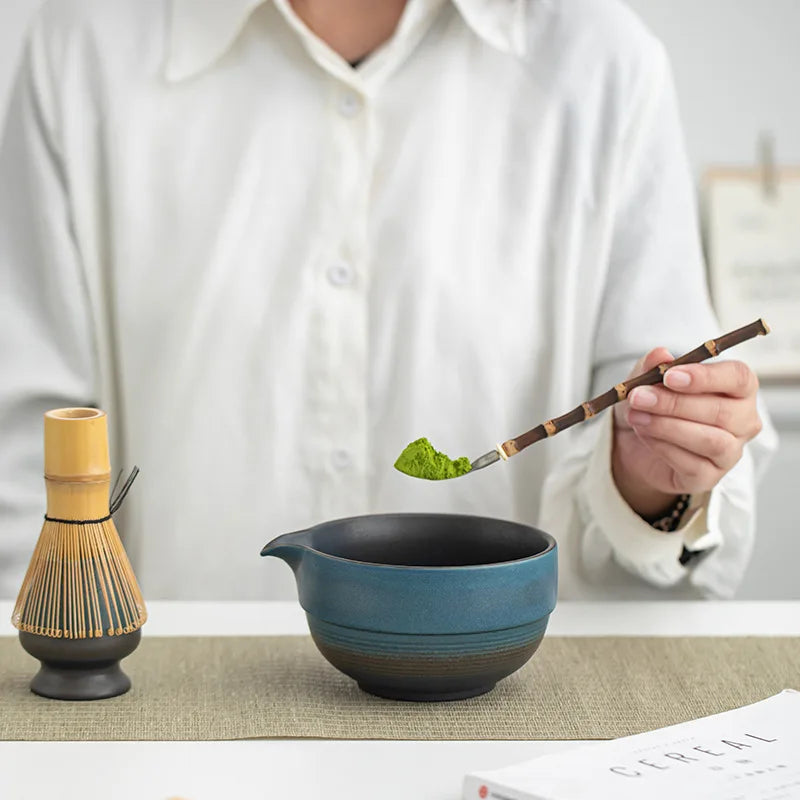 Japanische Matcha-Schüssel mit Ombre-Ausgussdesign – Keramik-Set mit Bambus-Schneebesen und Scoop für Teezubereitung 4
