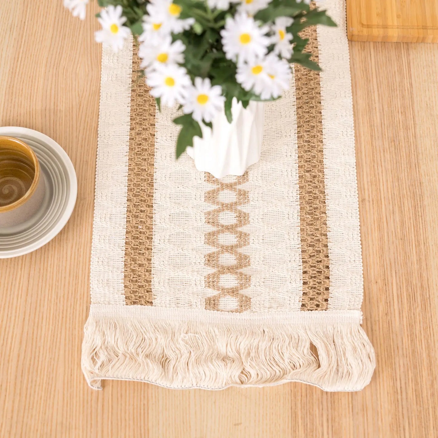 Boho Tischläufer – Stilvolles Makramee mit Quasten für rustikale Wohnkultur