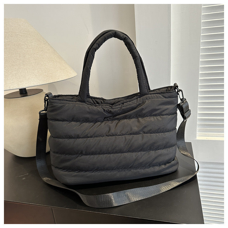 Geräumige Puffer-Schultertasche