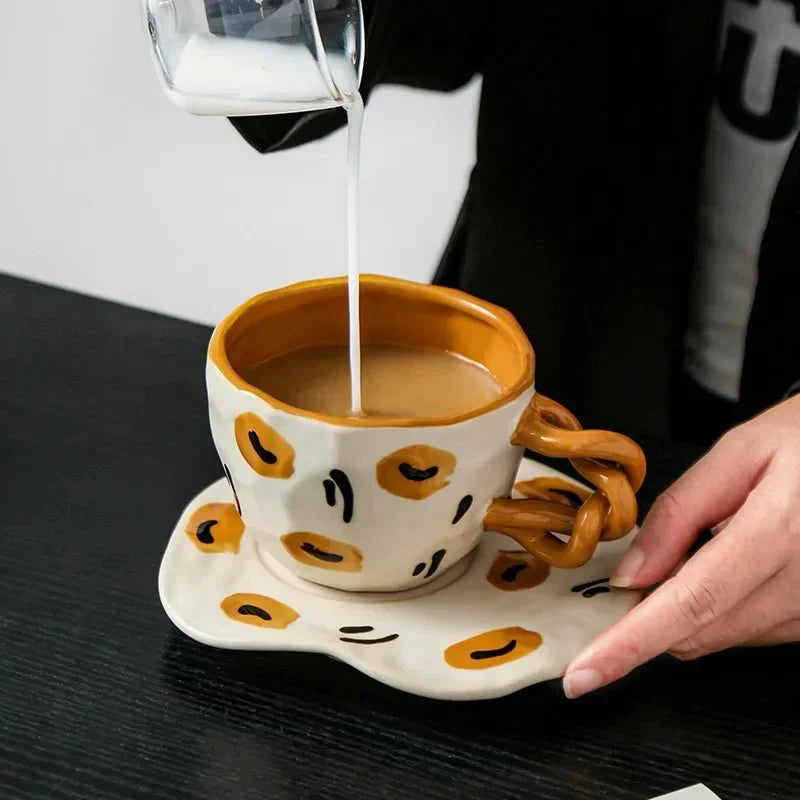 Handbemalte Frühstückstasse und Untertasse aus Keramik