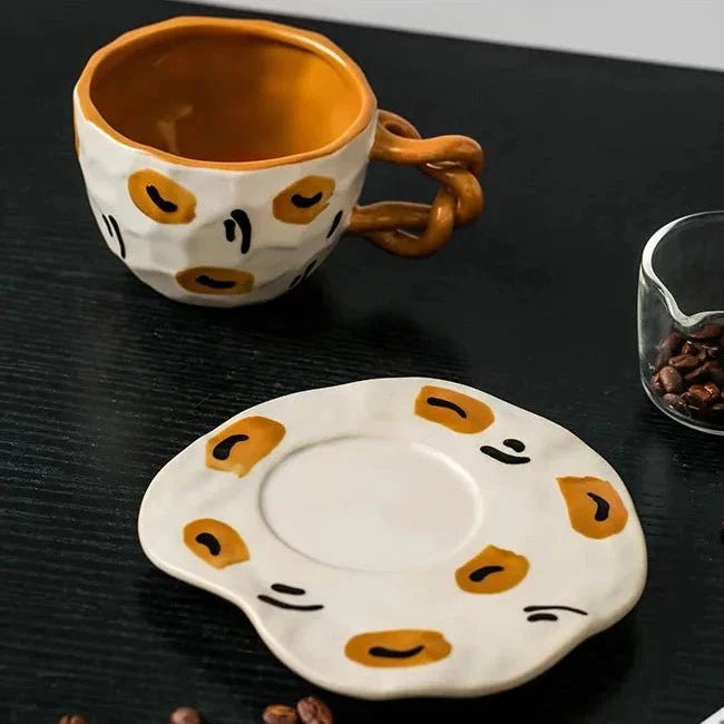 Handbemalte Frühstückstasse und Untertasse aus Keramik